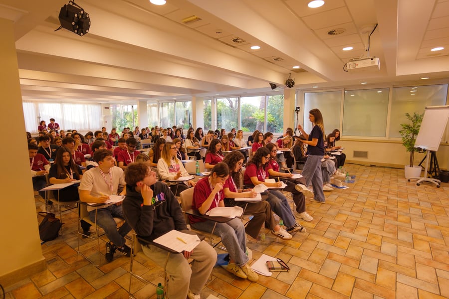Sala piena a un evento dal vivo MedCampus