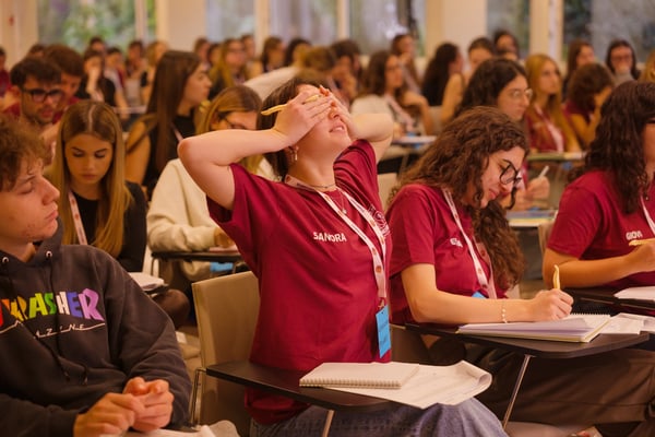 Studenti concentrati durante la simulazione