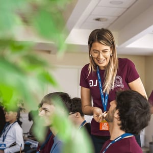 Medcampus-gruppo-di-ragazzi-in-classe-che-si-confrontano