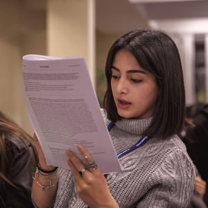 Medcampus-ragazza-che-legge-un-documento