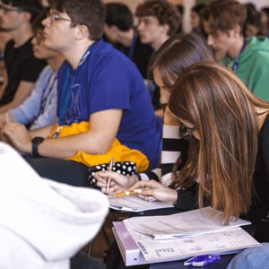 Medcampus-studenti-che-si-confrontano-durante-un-compito